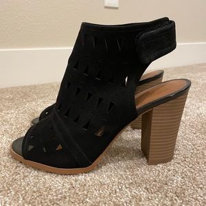 Super cute black wedges!